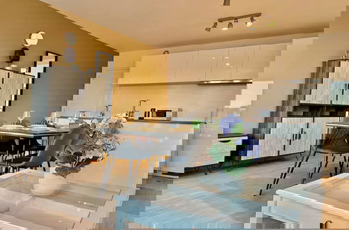 Photo 11 - Modern 2BR 1.5 BA Near Diamond District by Oneluxstay
