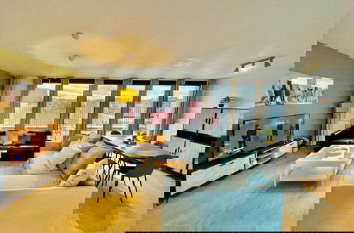 Foto 2 - Modern 2BR Penthouse Near Diamond District by Oneluxstay