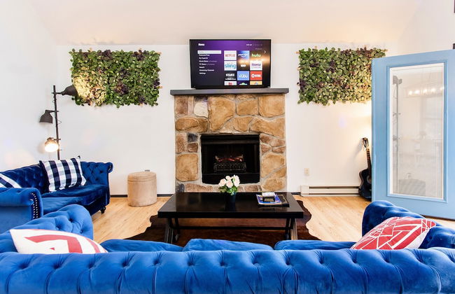 4 BD Stylish Cottage W Private Pool & hot-tub by RedAwning - Foto 1