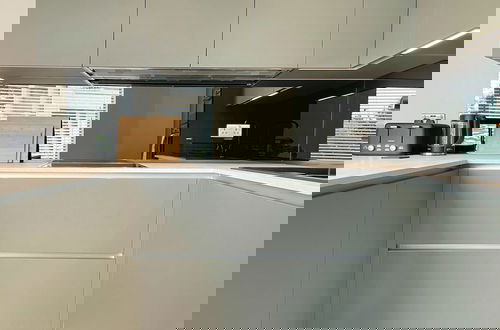Foto 13 - Modern and Sleek 2 Bed Apartment