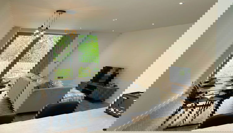 Photo 1 - Modern and Sleek 2 Bed Apartment