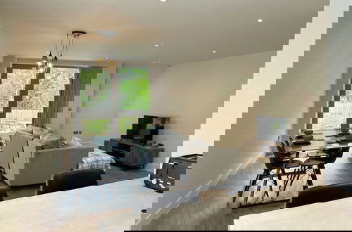Foto 1 - Modern and Sleek 2 Bed Apartment