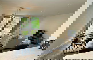 Foto 1 - Modern and Sleek 2 Bed Apartment