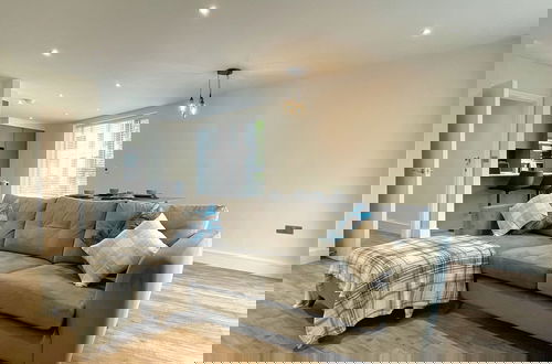 Foto 17 - Modern and Sleek 2 Bed Apartment