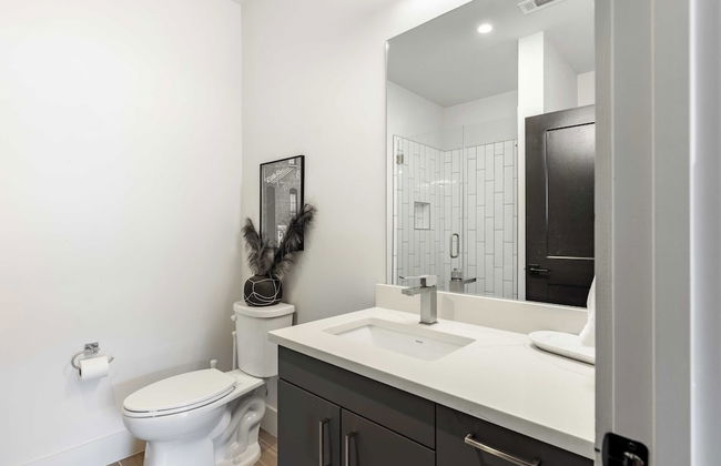 Prime Walkable Midtown Location, Pool, Gym Outlaw's Den by Avantstay - Photo 7