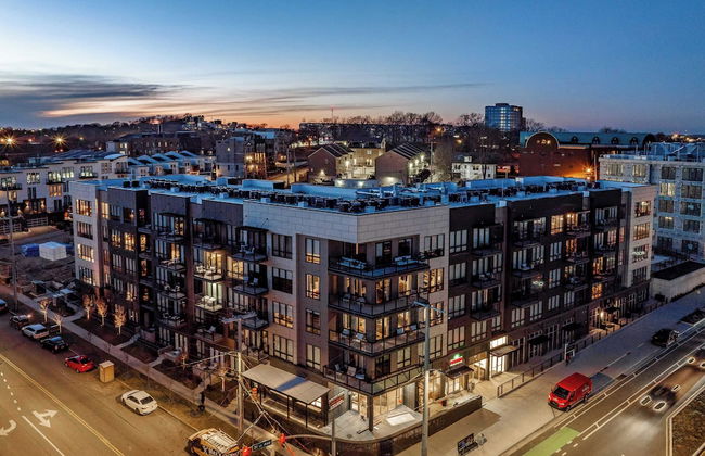 Prime Walkable Midtown Location, Pool, Gym Outlaw's Den by Avantstay - Photo 11