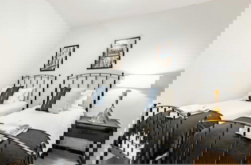 Foto 32 - Sleeps 18 3 Modern Midtown Apartments w/ Gym + Pool Walkable to Shops & Eats