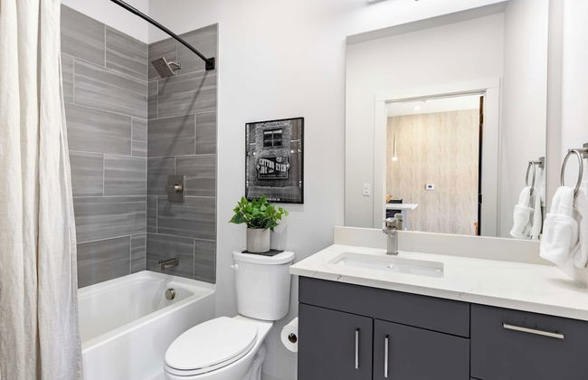 Prime Walkable Midtown Location, Pool, Gym Outlaw's Den by Avantstay - Photo 22