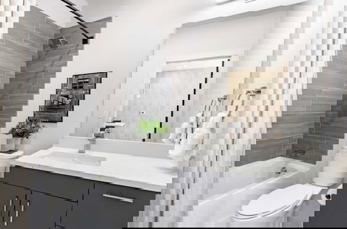Foto 30 - Sleeps 18 3 Modern Midtown Apartments w/ Gym + Pool Walkable to Shops & Eats