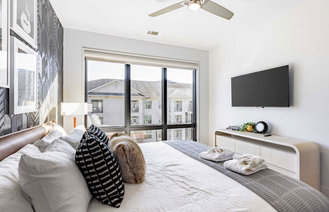 Prime Walkable Midtown Location, Pool, Gym Outlaw's Den by Avantstay - Photo 12