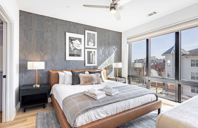 Prime Walkable Midtown Location, Pool, Gym Outlaw's Den by Avantstay - Photo 31