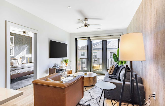 Prime Walkable Midtown Location, Pool, Gym Outlaw's Den by Avantstay - Photo 26