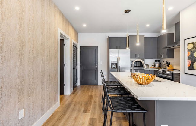 Prime Walkable Midtown Location, Pool, Gym Outlaw's Den by Avantstay - Photo 17