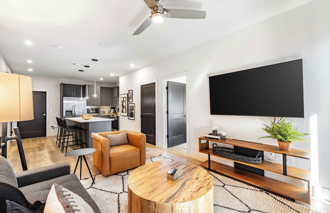 Prime Walkable Midtown Location, Pool, Gym Outlaw's Den by Avantstay - Photo 10