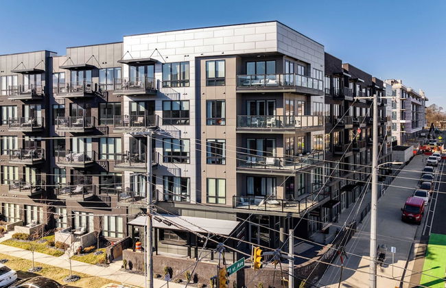 Prime Walkable Midtown Location, Pool, Gym Outlaw's Den by Avantstay - Photo 35