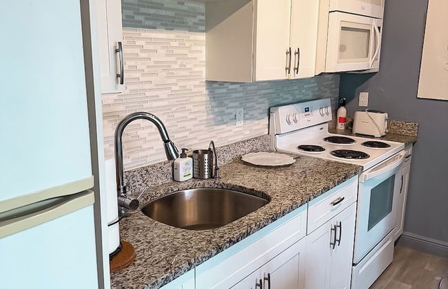 NEW Stunning Beachfront Condo at the Coral Beach - Foto 42