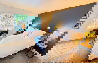 Foto 3 - Islands Inn on the Drive - Poolside Paradise - Queen Bed - B2