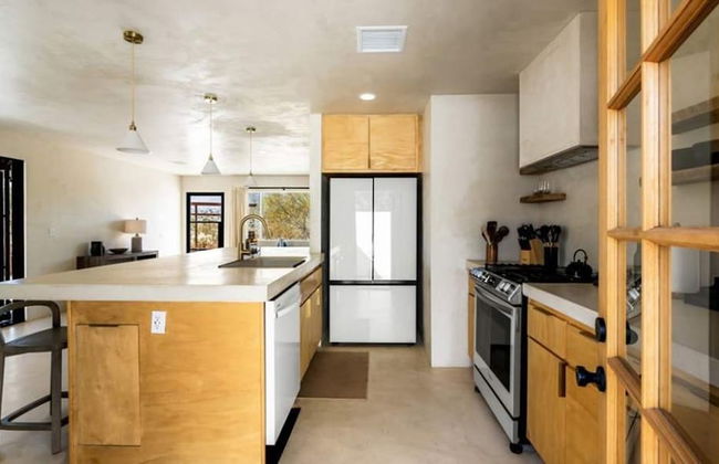 Cozy 2-bedroom Retreat in Joshua Tree - Photo 6