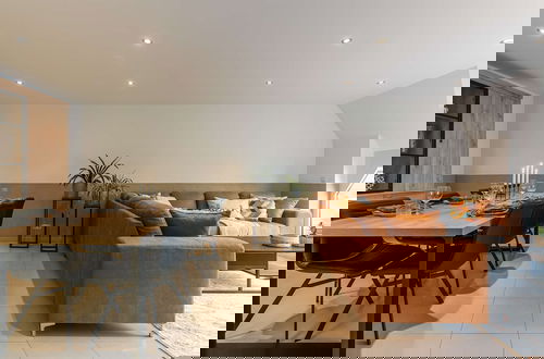 Foto 6 - Cozy Apartment With Balcony With Parking