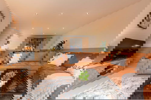 Foto 9 - Cozy Apartment With Balcony With Parking
