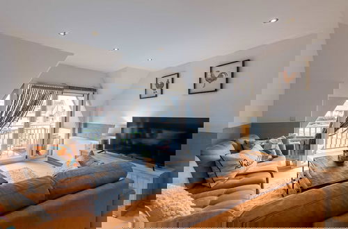 Foto 1 - Cozy Apartment With Balcony With Parking