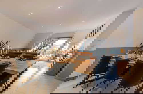 Foto 4 - Cozy Apartment With Balcony With Parking