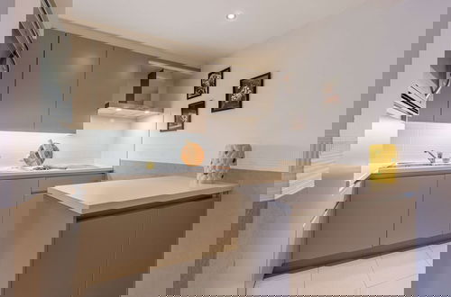 Foto 5 - Cozy Apartment With Balcony With Parking