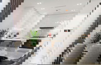 Foto 3 - Modern 2BR w Balcony in JVC nr Dubai Sports City