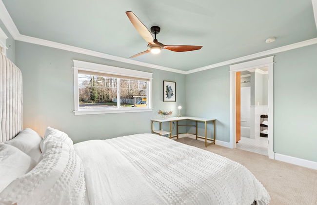 Renton Lakeside Oasis, Lakeview, 4B 2.5B, Spacious - Photo 7