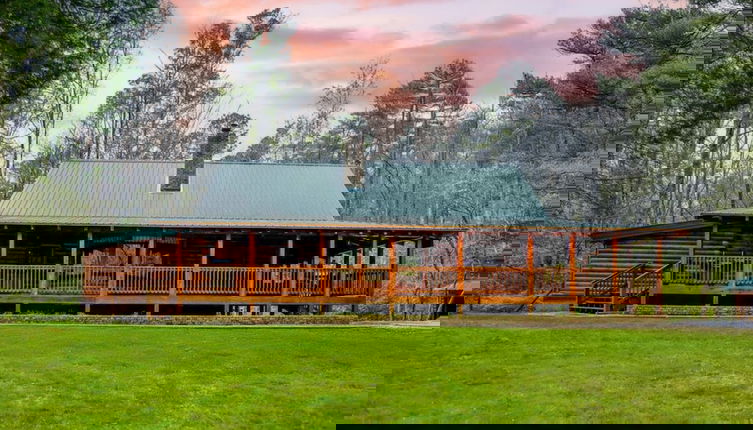 Foto 1 - Twin Creeks Lodge by Avantstay 33 Acre Retreat