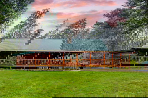 Foto 1 - Twin Creeks Lodge by Avantstay 33 Acre Retreat