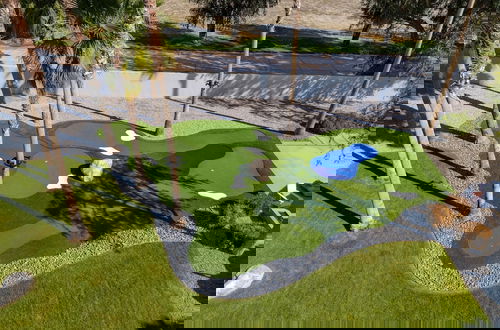 Foto 39 - Polo Villa 6 by Avantstay Features Expansive Putting Green Pool Spa Outdoor Firepit 260324 5 Bedrooms