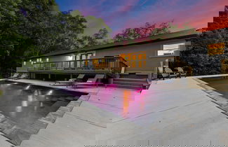 Foto 1 - Fireside Fun by Avantstay Sleeps 18 Waterfront Pool