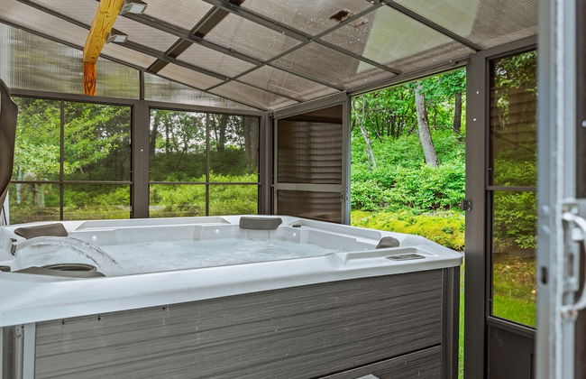 Inn the Poconos by Avantstay Private Lake Access Enclosed Hot Tub - Photo 1