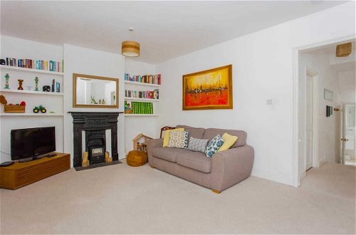 Photo 18 - Bright and Airy 3 Bedroom Maisonette in South London