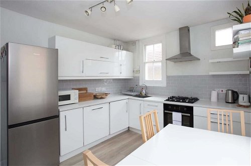 Foto 13 - Bright and Airy 3 Bedroom Maisonette in South London