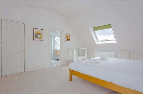 Foto 2 - Bright and Airy 3 Bedroom Maisonette in South London