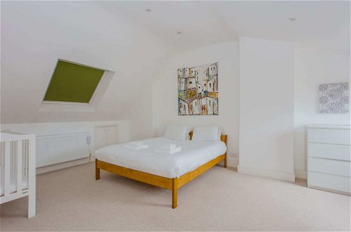 Foto 8 - Bright and Airy 3 Bedroom Maisonette in South London
