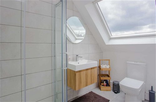 Photo 19 - Bright and Airy 3 Bedroom Maisonette in South London