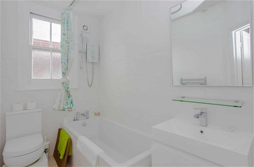 Photo 21 - Bright and Airy 3 Bedroom Maisonette in South London