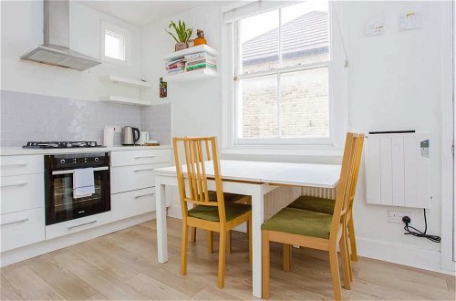 Foto 14 - Bright and Airy 3 Bedroom Maisonette in South London