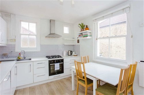 Foto 11 - Bright and Airy 3 Bedroom Maisonette in South London