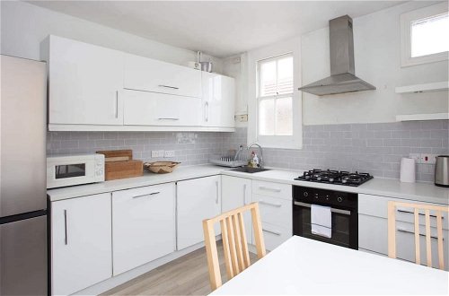 Foto 12 - Bright and Airy 3 Bedroom Maisonette in South London