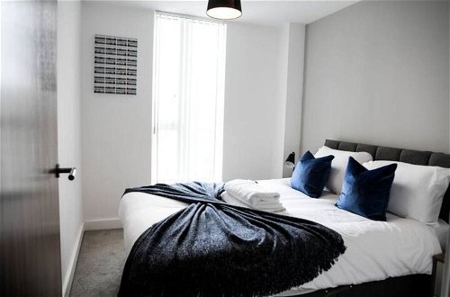 Photo 5 - Spacious 2 Bedroom Flat with Balcony Close to Train Station