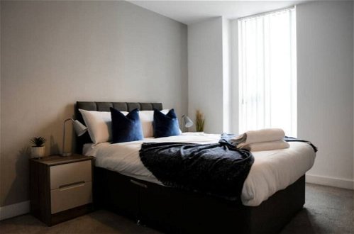 Photo 2 - Spacious 2 Bedroom Flat with Balcony Close to Train Station
