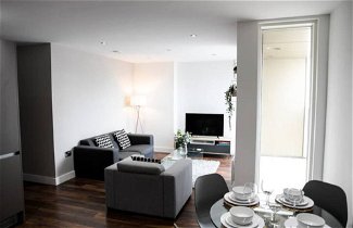 Foto 1 - Spacious 2 Bedroom Flat with Balcony Close to Train Station