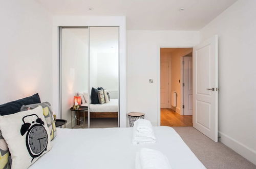 Photo 4 - Stunning Modern 1 Bedroom Apartment Near Canary Wharf