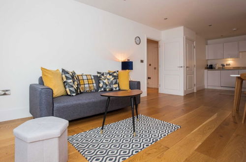 Photo 13 - Stunning Modern 1 Bedroom Apartment Near Canary Wharf