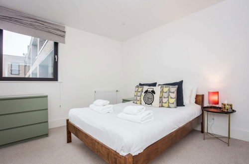Photo 2 - Stunning Modern 1 Bedroom Apartment Near Canary Wharf