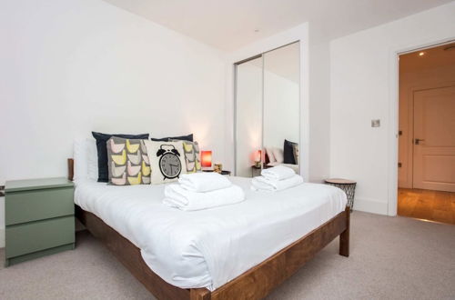 Photo 3 - Stunning Modern 1 Bedroom Apartment Near Canary Wharf